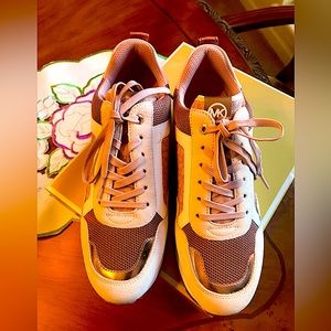 Beautiful Michael Kors Wilma Trainer With Logo Suede Pink and Beige Sneakers NWB